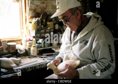 Decoy-Carver Curt Salter bei der Arbeit in seiner Werkstatt in Harkers Island im Bereich Core Sound von Carteret County, North Carolina, in der Nähe von Beaufort. Stockfoto