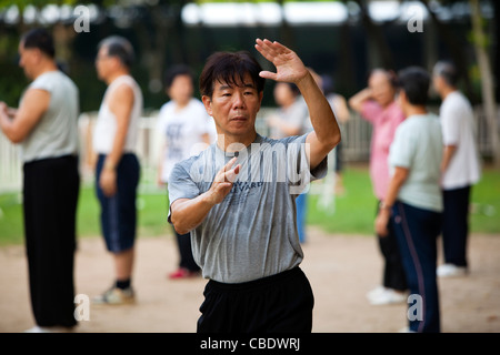 Öffentliche am frühen Morgen Thai Chi Übungsgruppe Stockfoto