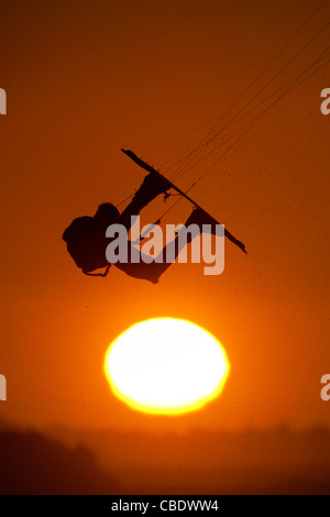 Kitesurfen bei Sonnenuntergang in Kapstadt, Südafrika Stockfoto