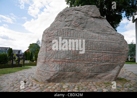 Runic Inschrift auf dem großen Jelling rune Stein aus dem zehnten Jahrhundert von König Harald Bluetooth in Jelling. Abbildung von Jesus auf der anderen Seite Stockfoto