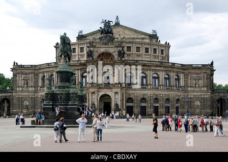 Opernhaus Semperoper am Theaterplatz in Dresden mit Koenig Johann Denkmal. Stockfoto