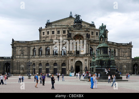 Opernhaus Semperoper am Theaterplatz in Dresden mit Koenig Johann Denkmal. Stockfoto