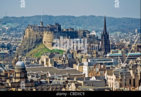 Edinburgh Castle im Hintergrund in dieser Ansicht von Salisbury Craigs an einem winterlichen Nachmittag Stockfoto