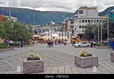 Das Zentrum der nördlichen Stadt Tromsø in Norwegen mit Blick auf Hafen und Tromsdalen Kirke Stockfoto