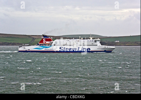 Stena Line Neuwagen und PKW RoRo Fähre Stena Superfast VIII hat gerade den neuen Hafen von Cairnryan und Überschrift nach Belfast verlassen. Stockfoto