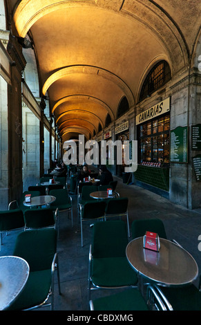 Straßencafé in den Arkaden, Placa Reial (aus Rambla de Caputxins), Las Ramblas, Barcelona, Katalonien, Spanien Stockfoto