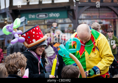 Paar die Ballon-Tiere für Kinder bei den jährlichen Weihnachtsmarkt in Haslemere, Surrey Stockfoto