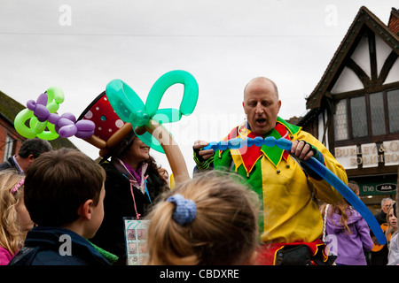 Paar die Ballon-Tiere für Kinder bei den jährlichen Weihnachtsmarkt in Haslemere, Surrey Stockfoto