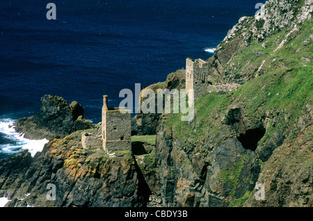 Ger: Cornwall, Penwith Halbinsel, Botallack Tin Mine (1914) abnd, die Krone Motor Häuser (1832) auf Klippen thront. Aus South West Coast Path Stockfoto