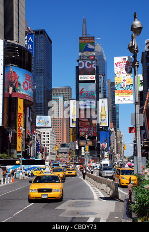 Times Square mit der Stadt bekannten gelben Taxis an einem sonnigen Tag. Times Square ist eine sehr beliebte Touristenattraktion. Stockfoto