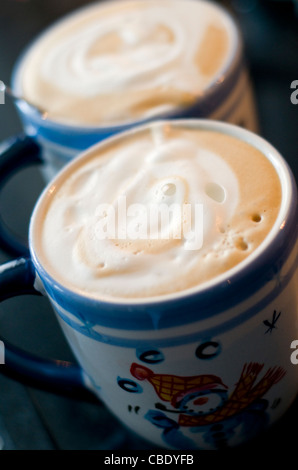 Nahaufnahme von zwei Tassen Kaffee schaumigen cappuccino Stockfoto