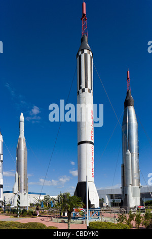 Mercury-Redstone-Rakete mit Mercury-Atlas nach rechts und nach links, Kennedy Space Center Visitor Complex, Florida Atlas-Agena Stockfoto