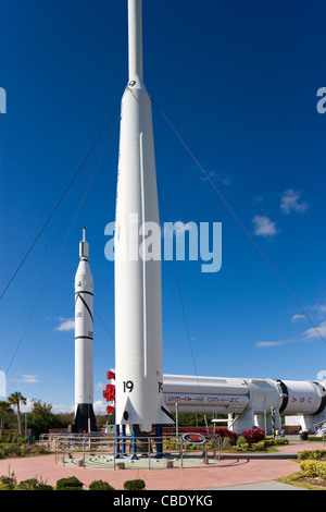 Delta-Rakete mit Saturn IB hinter The Rocket Garden, Kennedy Space Center Visitor Complex, Merritt Insel, Florida, USA Stockfoto