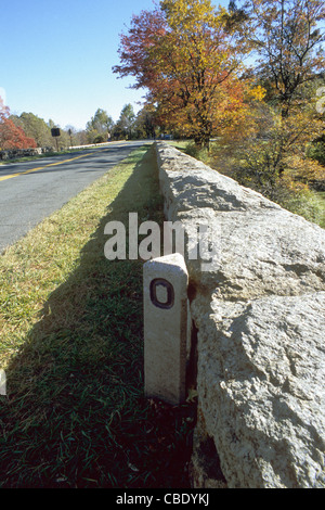 Meilenstein 0 des Blue Ridge Parkway in Rockfish Gap, an der südlichen Grenze mit den Shenandoah-Nationalpark in der Nähe von Waynesboro VA Stockfoto