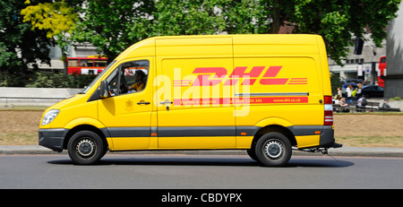 DHL Express Parcel Delivery Van und Fahrer in Gelb van eine Abteilung des Deutschen Logistikunternehmen Deutsche Post DHL West End von London England Großbritannien Stockfoto