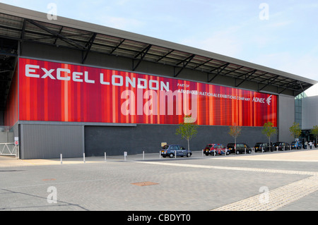 Taxistand in der Warteschlange von London cab außerhalb der Phase 2 Erweiterung des ExCel London Exhibition Hall und International Conference Hall England Großbritannien warten Stockfoto