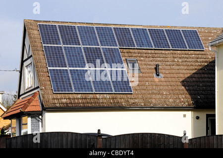 Solarmodule in der Sonne auf nach Süden ausgerichteten Dach auf sonnigen blauen Himmel Tag installiert freistehendes Haus neben einem bestehenden Dach Leuchtplatte Essex England Großbritannien Stockfoto