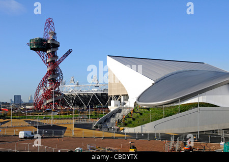 Olympischen Spiele 2012 Arcelor Mittal Orbit Turmdrehkrane mit Aquatics Centre entfernt und ein Teil der Main Stadium Olympic Park Stratford Newham East London Großbritannien Stockfoto