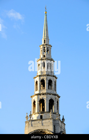 Christopher Wren Hochzeitstorte gestaffelter hoher Turm der St. Brides Church in Fleet Street, ein denkmalgeschütztes Gebäude der Kategorie I in der Skyline der City of London, England Stockfoto
