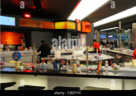 YO! Sushi Förderband yo Sushi essen Restaurant im Bahnhof St Pancras London England Großbritannien Stockfoto