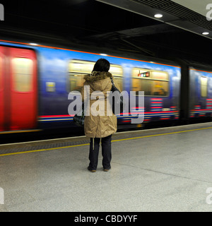 Rückansicht Einzelperson allein auf dem Bahnsteig, der den Thameslink-Zug vom Bahnhof St Pancras (niedrige Ebene) aus London England, Großbritannien bewegt Stockfoto