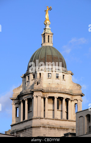 Bronze Statue Skulptur Lady Gerechtigkeit oder Waage der Gerechtigkeit über Kupfer plattierte Dach im Old Bailey Gerichtsgebäude zentralen Strafgerichtshof Stadt London, Großbritannien Stockfoto