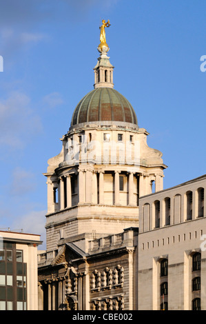 Bronze Statue Skulptur Lady Gerechtigkeit oder Waage der Gerechtigkeit über Kupfer plattierte Dach im Old Bailey Gerichtsgebäude zentralen Strafgerichtshof Stadt London, Großbritannien Stockfoto