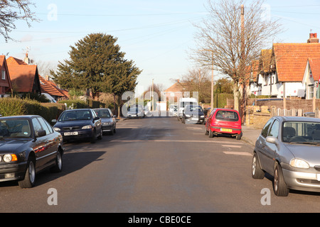 Eine Vorort Straße in Margate Kent betrachtet entlang der Mitte der Straße. Stockfoto