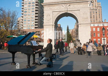New York, NY - 10. Dezember 2011 Pianisten Colin Huggins Durchführung im Washington Square Park. © Stacy Walsh Rosenstock/Alamy Stockfoto