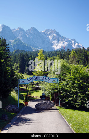 Sommer am Eibsee-Alm Berggasthof in Eibsee, Grainau, Deutschland, in der Nähe der Eibsee-Seilbahn-Station für Seilbahnen, Zugspitze Stockfoto