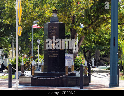 Ein Mann geht Vergangenheit das Schweinebucht-Denkmal in Miami, Florida little Havana Nachbarschaft erinnert an der 17. April 1961-invasion Stockfoto