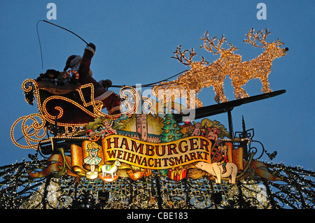 Eingangsschild zum Weihnachtsmarkt in der Abenddämmerung, Rathausplatz, Hamburg, Metropolregion Hamburg, Bundesrepublik Deutschland Stockfoto