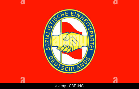 Partei-Flagge von der Sozialistischen Einheitspartei Deutschland SED German Demokratic Republik DDR mit dem Logo der Partei. Stockfoto
