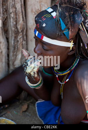 Mucawana Frau Essen mit den Händen, Dorf von Soba, Angola Stockfoto