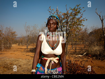 Feier am Hochzeitstag in das Dorf Combelo. Frau einen BH tragen, weil sie evangelisiert worden ist. Stockfoto