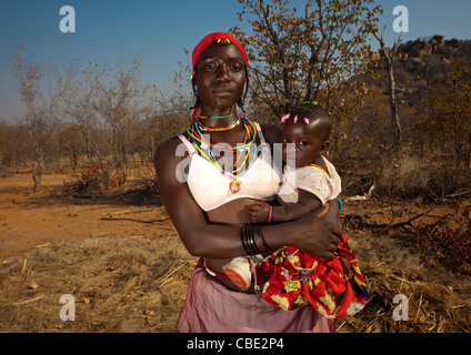 Mudimba Frau, die das Tragen eines BH hält ihr Baby, Dorf Combelo, Angola Stockfoto