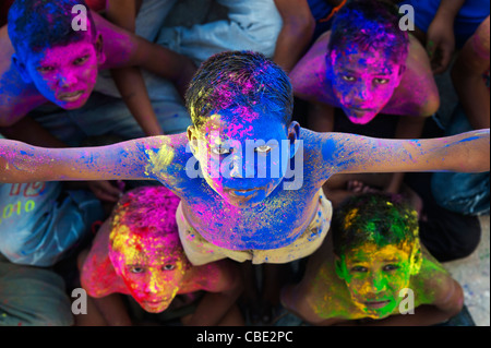 Indischen Jungen mit Farbpulver Pigment bedeckt Stockfoto