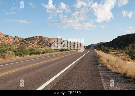 Szenische leere biegen Bergstraße in den Hügeln von Arizona Vereinigte Staaten Stockfoto