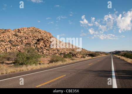 Szenische leere biegen Bergstraße in den Hügeln von Arizona Vereinigte Staaten Stockfoto