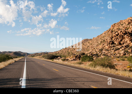 Szenische leere biegen Bergstraße in den Hügeln von Arizona Vereinigte Staaten Stockfoto