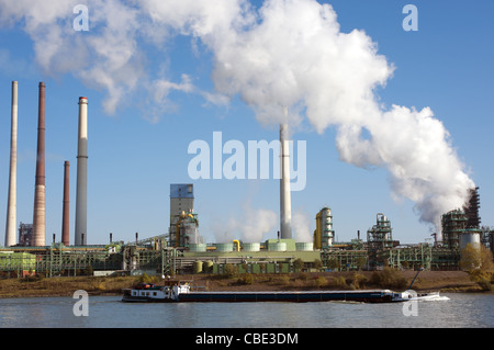 Dampf aus einem Hochofen werkseitig ThyssenKrupp Stahl, Duisburg, Deutschland. Stockfoto