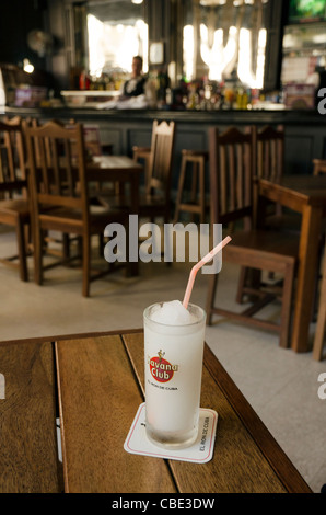 Daiquiri serviert in Havana Club Glas in einer Bar Havanna Vieja Kuba Stockfoto