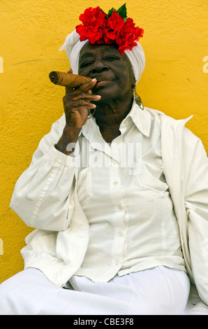 Kubanische Frau trägt eine Santeria weißen Kleid, einer großen Zigarre La Habana Vieja Havanna Kuba Stockfoto
