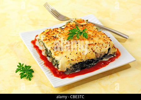 Gegrillte Kartoffeln mit Kabeljau und Spinat. Rezept zur Verfügung. Stockfoto