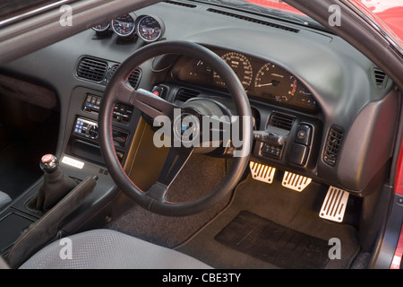 Lenkrad und Armaturenbrett Faszie in der Kabine eines modifizierten benutzerdefinierte Autos Stockfoto