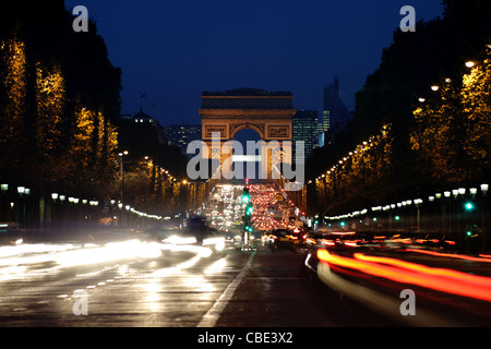 Arc de Triomphe und Champs-Elysées in der Nacht Stockfoto