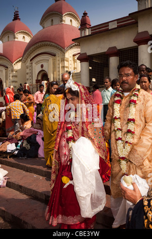 Indien, Westbengalen, Kolkata, Dakshineswar Kali Tempel frisch verheiratetes Paar absteigende Ghat, Fluss Hooghly Stockfoto