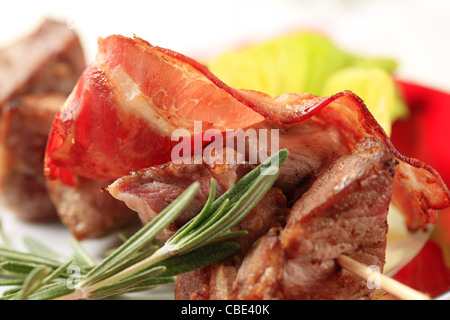 Schwein Schaschlik und Scheibe Speck Stockfoto