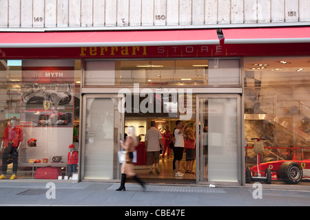 Ferrari Store in Via Tomacelli Street, Rom, Italien Stockfoto