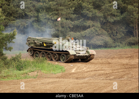 alten Tank "Nationale Volksarmee" in Deutschland, jetzt verwendet für einen privaten Panzer Fahrschule während der Fahrt in schmutziger Umgebung Stockfoto